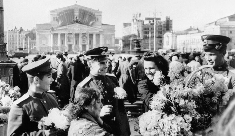 Празднование Дня Победы в центре Москвы у Большого театра. Празднование Дня Победы в центре Москвы у Большого театра. - «Россия сегодня», 780, 19.05.2022