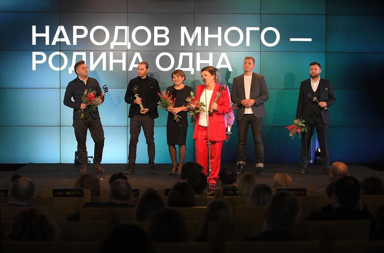8338602 13.12.2022 Победители в номинации "Народов много - Родина одна" на торжественной церемонии вручения Премии Рунета 2022 в Международном мультимедийном пресс-центре "Россия сегодня" в Москве. Третья слева: заместитель главного редактора Международной медиагруппы "Россия сегодня", куратор программы Sputnik Pro Наталья Лосева. Светлана Шевченко / РИА Новости 8338602 13.12.2022 Победители в номинации "Народов много - Родина одна" на торжественной церемонии вручения Премии Рунета 2022 в Международном мультимедийном пресс-центре "Россия сегодня" в Москве. Третья слева: заместитель главного редактора Международной медиагруппы "Россия сегодня", куратор программы Sputnik Pro Наталья Лосева. Светлана Шевченко / РИА Новости - «Россия сегодня», 780, 14.12.2022