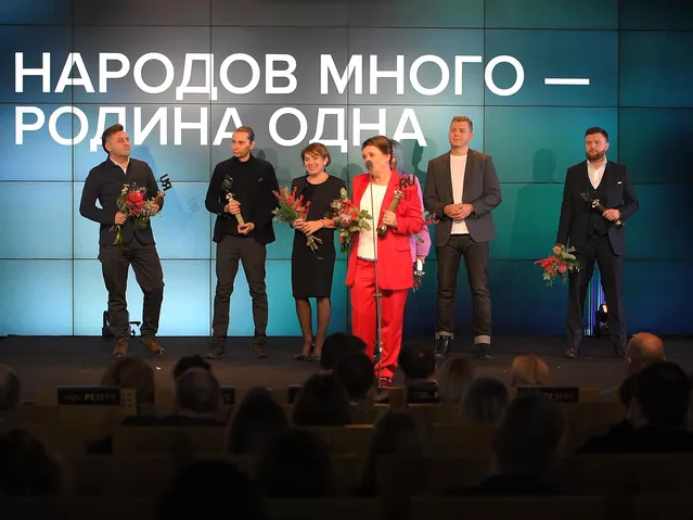 8338602 13.12.2022 Победители в номинации "Народов много - Родина одна" на торжественной церемонии вручения Премии Рунета 2022 в Международном мультимедийном пресс-центре "Россия сегодня" в Москве. Третья слева: заместитель главного редактора Международной медиагруппы "Россия сегодня", куратор программы Sputnik Pro Наталья Лосева. Светлана Шевченко / РИА Новости - «Россия сегодня», 640, 14.12.2022