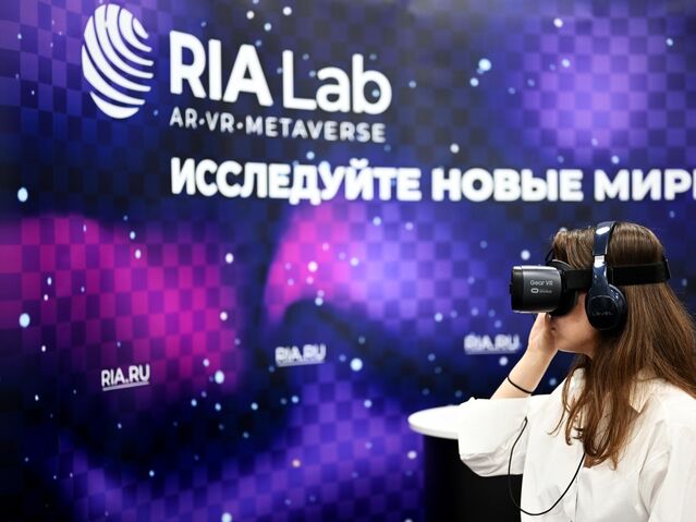 8225554 27.06.2022 Посетительница в очках виртуальной реальности на VR-стенде РИА Новости в Российской государственной библиотеке для молодёжи в Москве. Владимир Астапкович / РИА Новости - «Россия сегодня», 640, 02.02.2023
