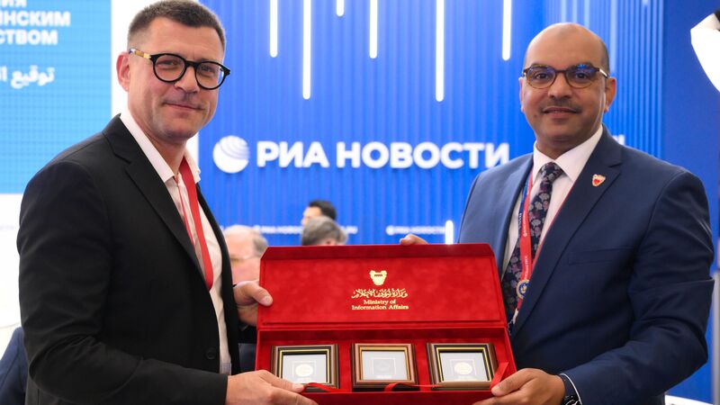 Первый заместитель главного редактора "России сегодня" Сергей Кочетков и Генеральный директор информационного агентства Бахрейна BNA Абдулла Халил Бухиджи, - «Россия сегодня», 800, 20.06.2025