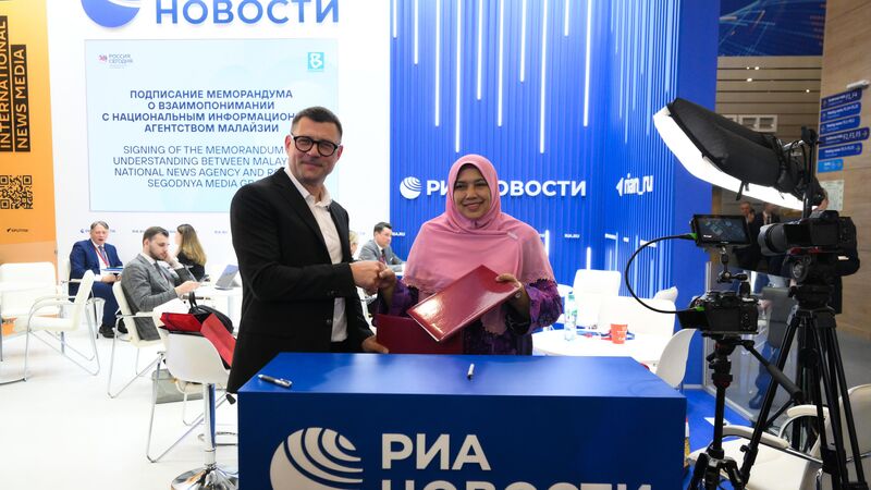Первый заместитель главного редактора "России сегодня" Сергей Кочетков и исполнительный директор новостного агентства Малайзии Bernama Нур-Уль Афида Камалудин, - «Россия сегодня», 800, 20.06.2025