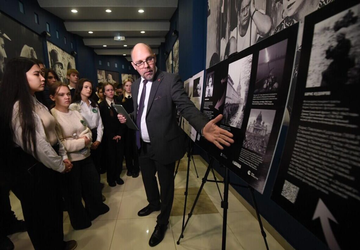 Заместитель директора по развитию музея-заповедника "Сталинградская битва" Тимофей Юрченко на открытии фотовыставки проекта "Отражение: 1941-1945" в Военно-историческом музее Великой Отечественной войны в Донецке Заместитель директора по развитию музея-заповедника "Сталинградская битва" Тимофей Юрченко на открытии фотовыставки проекта "Отражение: 1941-1945" в Военно-историческом музее Великой Отечественной войны в Донецке - «Россия сегодня», 1180, 21.11.2025