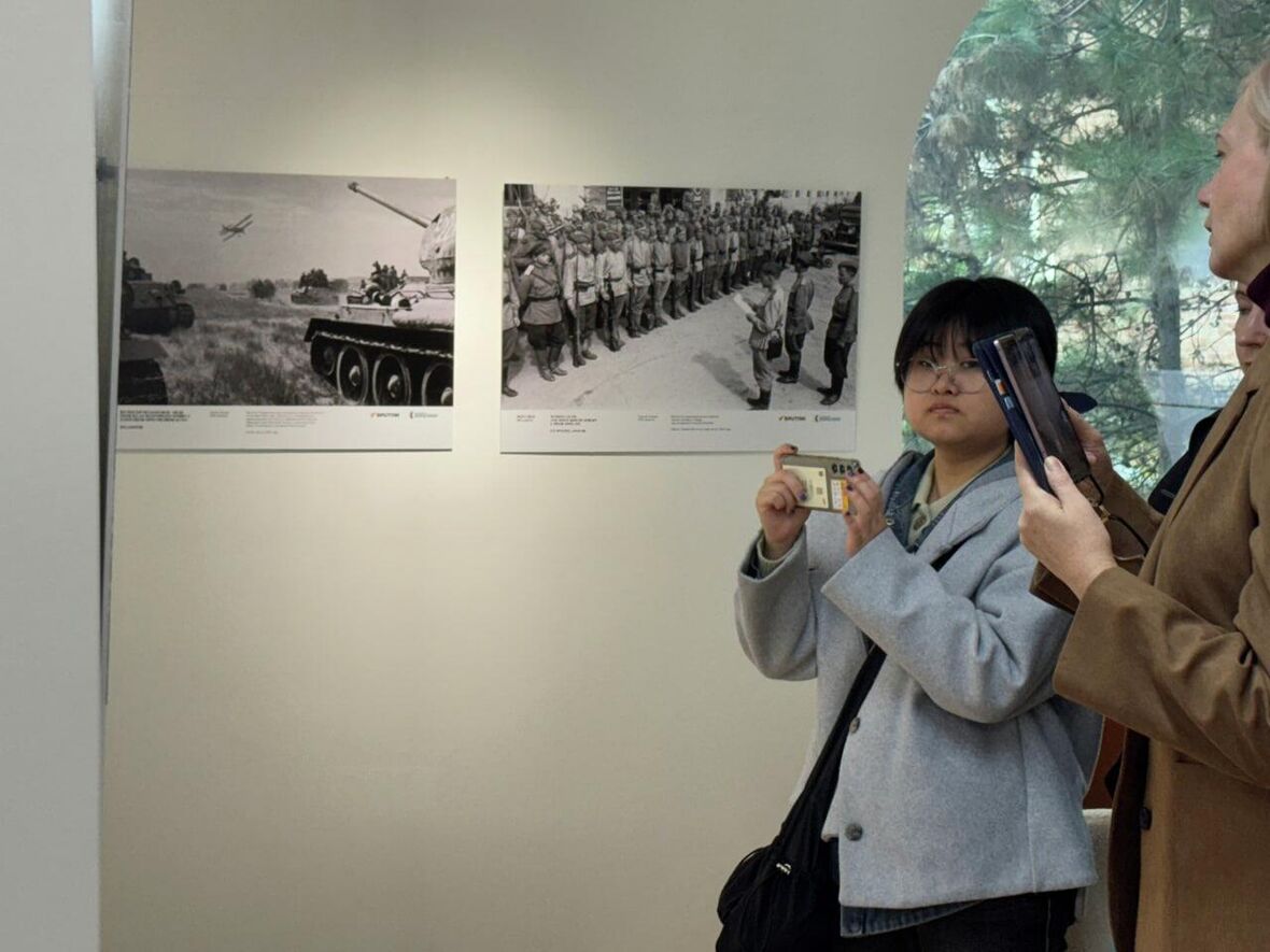 Фотовыставка "Освобождение. Мир народам" в Сеуле - «Россия сегодня», 1180, 26.11.2025